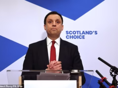 Michael Blakley: Anas Sarwar se distanciou de seus colegas políticos escoceses em Westminster e não ajudou sua causa nas eleições de maio