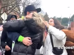 Uma multidão de crianças frígidas de Seattle lançou um ataque impróprio de arrancar os cabelos a uma mãe que passou por eles durante uma greve anti-gelo.