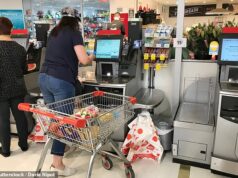 Mulher levará Coles ao tribunal por incidente ‘humilhante’ no caixa