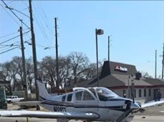 O momento chocante em que um pequeno avião caiu em uma estrada movimentada na Geórgia