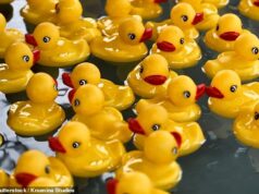 Emma diz que está apenas tentando aumentar o moral no trabalho. Mas colegas afirmam que seu ‘ritual de invocação’ do diabo os deixou traumatizados