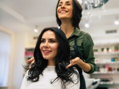 Cabeleireiros contratados pela polícia para detectar vítimas de fraudes românticas enquanto conversam com clientes em cadeiras de barbeiro