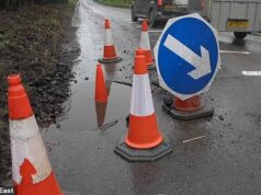 O ‘enorme’ buraco danificou 30 carros e deixou dezenas de motoristas presos em uma noite