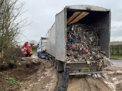 A polícia prendeu dois homens por esvaziar contêineres cheios de lixo de veículos pesados irlandeses em um depósito ilegal ‘secreto’ em um local de trânsito ao lado da M25