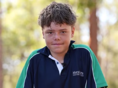 Ouça sobre o notável adolescente herói chamado triplo zero depois de nadar quatro quilômetros para conseguir ajuda para sua mãe e irmãos presos no mar