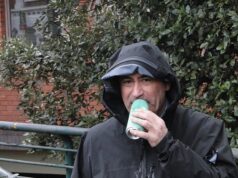 O chefe do hospital oftalmológico de Moorefields ‘parou o banhista e se expôs à então policial que a prendeu’