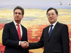 O contorcido Ed Miliband se recusa a explicar por que o Partido Trabalhista está mantendo em segredo os detalhes do acordo de energia verde com a China em meio a temores de espionagem