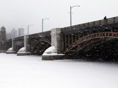 Moradores desesperados de Boston foram alertados para parar de andar no congelado rio Charles da cidade