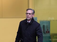 Met Inspetor da polícia da unidade de armas de fogo comparece ao tribunal acusado de estuprar mulher cinco vezes ao longo de 12 anos e violência durante sexo BDSM