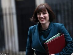 Bridget Phillipson, do Partido Trabalhista, admitiu que as mulheres transexuais poderiam continuar a usar banheiros femininos no local de trabalho durante anos, depois que a tão esperada orientação do órgão de fiscalização admitiu que não cobria o local de trabalho.