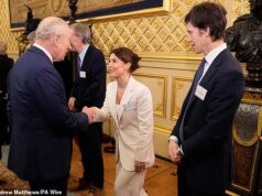 Colin Rooney tem uma figura sofisticada em um terno risca de giz creme enquanto cumprimenta o rei Charles durante a recepção dos cuidadores no Castelo de Windsor