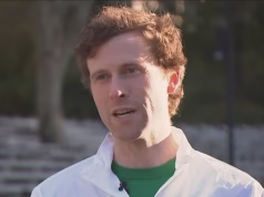 O herdeiro do assassinato de seu pai, um financista, em um luxuoso hotel irlandês, certa vez tentou realizar um sacrifício ritual do bebê de um estranho em um voo, ouviu um tribunal.