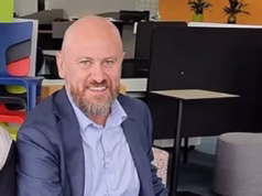 O alto executivo Tony Rogers foi sensacionalmente nomeado como o lançador de cadeira viral que nocauteou seu colega do lado de fora do clube de strip de Melbourne, Bar 20