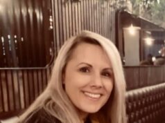 O detetive sênior está processando seu próprio chefe de polícia em £ 100.000 depois que um cão policial estagiário mordeu seu nariz, o que o deixou com medo de cães