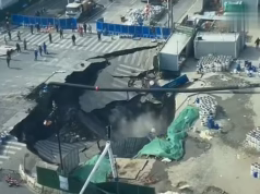 O incrível momento em que uma estrada é engolida por um buraco gigante na China