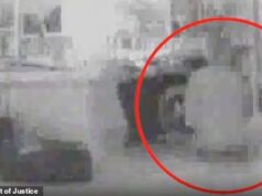 Jeffrey Epstein tinha câmeras escondidas no escritório de sua mansão que o filmaram com mulheres jovens ajoelhadas ao lado de sua mesa, mostram as imagens