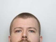 Agente penitenciário joga ao telefone enquanto bate na traseira do carro a 71 mph com uma mulher grávida e duas crianças dentro