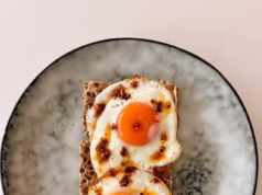 Grátisvita? A nova tendência estranha são os homens Z comendo ovos fritos no Ryvita