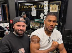 Anthony Joshua prestou uma comovente homenagem tatuada a dois de seus amigos mais próximos que morreram em um acidente de carro na Nigéria