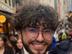 Leia sobre o assessor socialista do prefeito de Nova York que a deixou com a garganta seca depois que funcionários da companhia aérea se recusaram a lhe dar um assento na classe executiva, entrar no lounge e servir-lhe uma bebida.