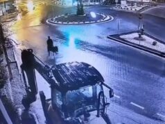 Coloque sua bunda em marcha! O ladrão de ouro escapou em um burro