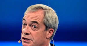 Nigel Farage diz que Sir Jim Ratcliffe está “certo” ao dizer que os imigrantes “colonizaram” a Grã-Bretanha, enquanto o proprietário do Man United se desculpa por “ofender algumas pessoas” com seus comentários