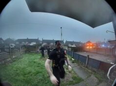 O momento em que os policiais de Staffordshire invadem a casa errada em uma ligação fracassada para encontrar uma vítima de ataque cardíaco