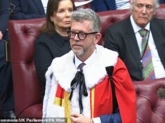 Keir Starmer está sob pressão para confessar a nomeação de um segundo amigo trabalhista, que recebeu um título de nobreza apesar de fazer campanha a favor de um pedófilo.