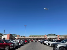 Autoridades da fronteira questionam o relato do balão abatido que fechou a pista de pouso de El Paso