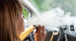 O governo proibirá as pessoas de vaporizar em seus próprios carros se houver crianças presentes