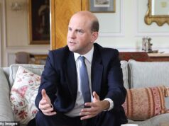 Como o principal enviado britânico da OTAN, de 55 anos, está a ter uma relação pouco diplomática com a sua AP italiana de 29 anos