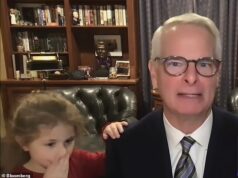 A entrevista super séria de um especialista em finanças na TV é interrompida por uma adorável jovem neta que se aproxima para dar um tapinha em seu ombro.