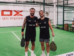 Momento assustador em que um pai australiano enganou a morte quando uma parede de vidro de 3 metros explodiu em cima dele enquanto jogava paddle na areia