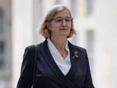 O chefe da educação diz que as escolas devem informar aos pais se seus filhos querem mudar de gênero, enquanto o Partido Trabalhista revela novas regras trans para as salas de aula