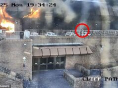 Incendiário momentâneo inicia um incêndio de £ 50.000 e depois fica sentado fumando calmamente enquanto um prédio pega fogo atrás dele