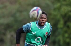 ‘É ridículo!’: O capitão de rugby da Inglaterra, Maro Itoje, respondeu às afirmações de Sir Jim Ratcliffe de que o Reino Unido foi ‘colonizado por imigrantes’ e chamou o coproprietário do Man United de ‘errado’ e ‘longe da verdade’.