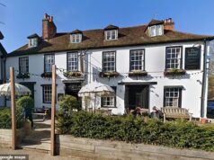 Trabalhador do ‘Pub do ano’ processado por discriminação racial alega que vinagre foi deixado com ele porque parecia uma palavra com n