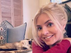 Holly Willoughby diz que se sente “eternamente grata” ao refletir sobre seu aniversário de 45 anos enquanto saboreia uma taça de vinho e monta um quebra-cabeça