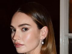 Lily James mostra sua pequena tatuagem enquanto deslumbra em um vestido preto sem alças Stella McCartney para o Legends Gala no Museu de História Natural
