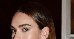 Lily James mostra sua pequena tatuagem enquanto deslumbra em um vestido preto sem alças Stella McCartney para o Legends Gala no Museu de História Natural