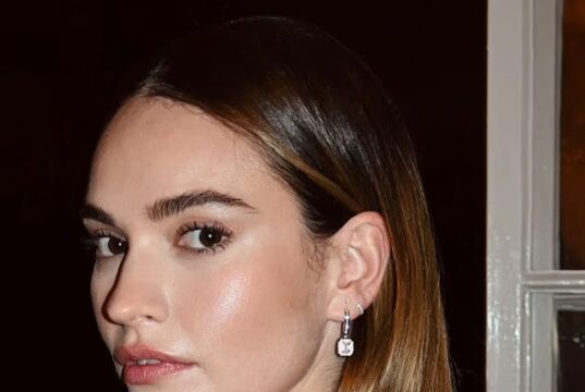 Lily James mostra sua pequena tatuagem enquanto deslumbra em um vestido preto sem alças Stella McCartney para o Legends Gala no Museu de História Natural