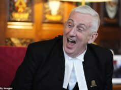 O presidente do Commons, Sir Lindsay Hoyle, foi acusado de tentar evitar um inquérito sobre suas despesas de viagem depois de alterar discretamente as regras em torno da publicação.