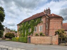 O influente casal foi forçado a pedir desculpas à sua aldeia depois de ser acusado de causar grandes transtornos aos vizinhos com a reforma ‘pródiga’ de sua mansão de £ 6 milhões.