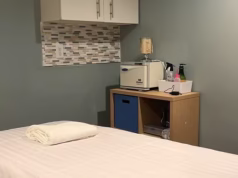 Casal acusado de prostituição depois que homem de 71 anos morre de ataque cardíaco durante massagem nua em seu salão de massagens