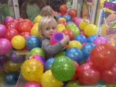 Garoto sobe dentro de uma máquina de garras no Missouri Sports Center – e parece divertido com sua situação