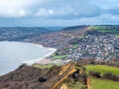 Enorme deslizamento de terra fecha parte do South West Coastal Path: Milhares de toneladas de rocha desabam na praia de Dorset semanas depois que uma rachadura de 300 pés de comprimento apareceu no topo de um penhasco