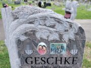 Família perturbada ordenada a remover lápides dos túmulos de dois jovens irmãos com imagens altamente inadequadas