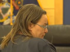 Mãe com pena de si mesma chora ao admitir que torturou o menino e o deixou com tanta fome que ele procurou comida na lata de lixo