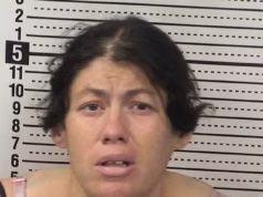 A mulher deu à luz e mergulhou o recém-nascido em um penico cheio de um líquido químico azul, disseram os promotores.