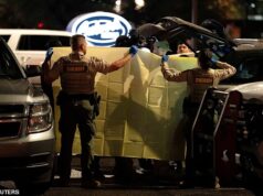 Nancy Guthrie mostra fichas policiais enquanto eles removem itens do Range Rover depois de pararem o homem em uma parada de trânsito no estacionamento do restaurante.